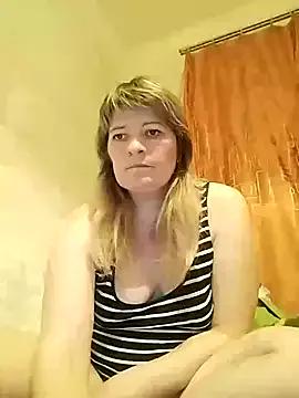 BellaLove335 from StripChat
