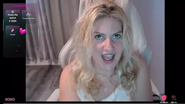 BellaStar84 from StripChat