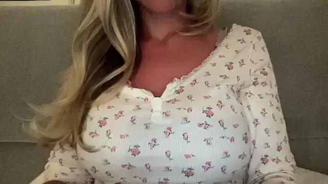 BombshellBunny from StripChat is Freechat