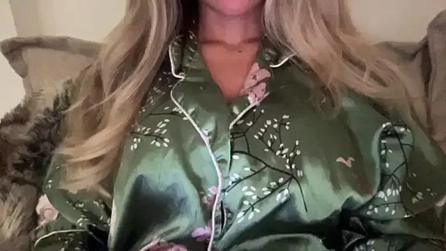 BombshellBunny from StripChat