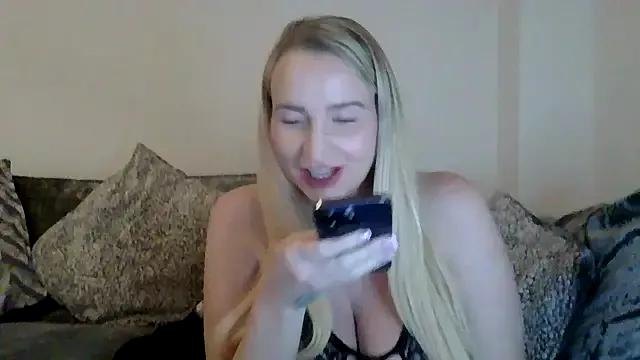 BootyQueenApril from StripChat is Freechat