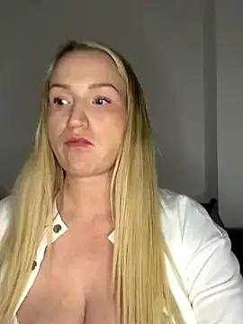 BootyQueenApril from StripChat is Freechat