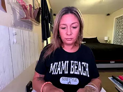 bossyroxy84 from StripChat