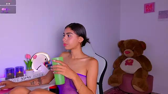 BrunetteAdams001 from StripChat is Freechat
