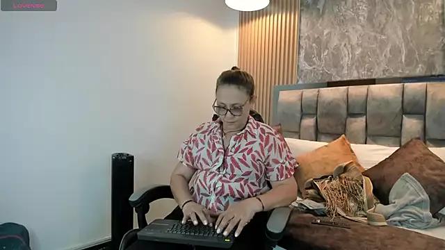 Cailinmilf from StripChat is Freechat