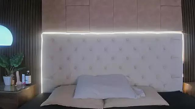 Camiila_rosse from StripChat is Freechat
