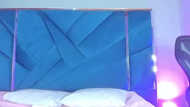 CarolinaNavas33 from StripChat is Freechat