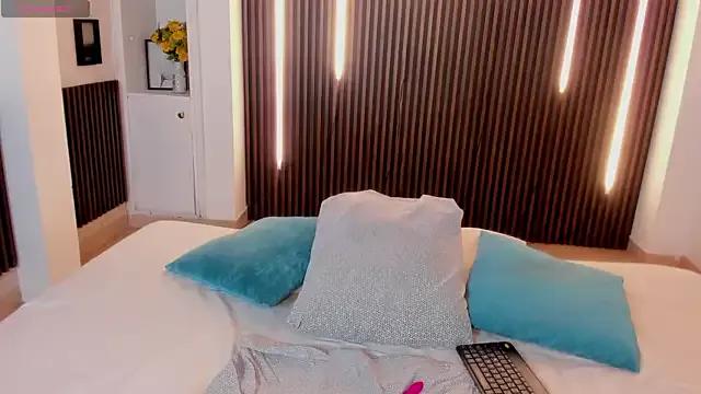 charlottewhitte from StripChat is Freechat
