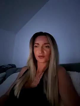 ChasingSunsets-Quinn from StripChat is Freechat