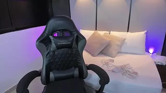 coral_rosse_ from StripChat is Freechat