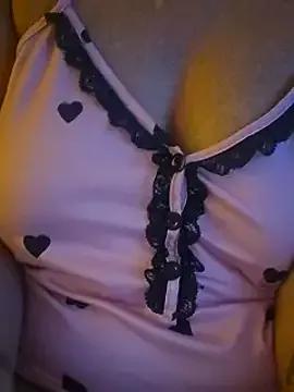 Curvy-ClarissaUK from StripChat is Freechat