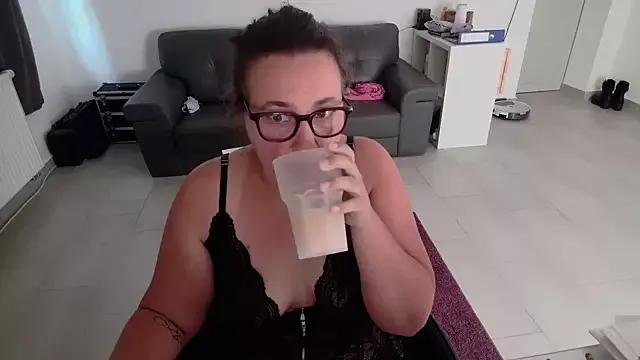 Curvybunnyyoung webcams show profile image 
