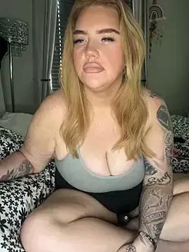 CurvyGirlMyla from StripChat is Freechat