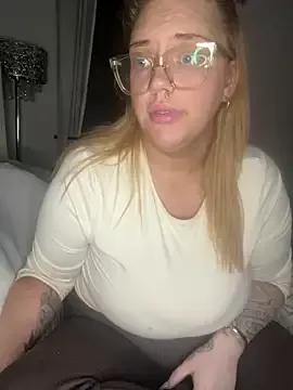 CurvyGirlMyla from StripChat is Freechat