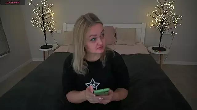 CurvyMuses from StripChat is Freechat