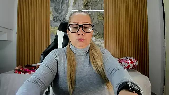 Danna_topless from StripChat