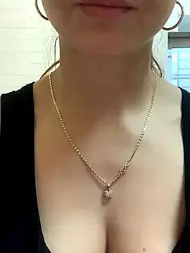 Diana-sexyy from StripChat is Freechat