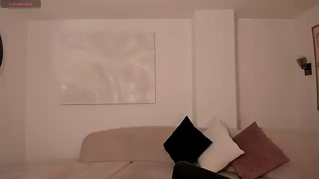 DolcieElliot from StripChat is Freechat