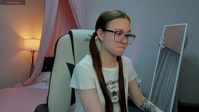 Dolly_Gleam from StripChat