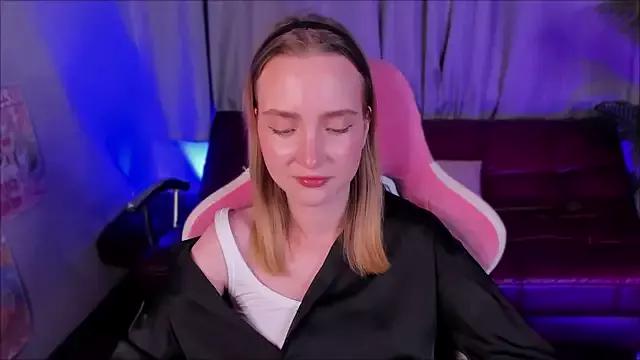 EllaBloom from StripChat