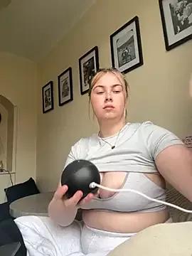 EllaSmithxox from StripChat