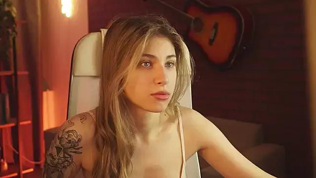 EllieCutes from StripChat
