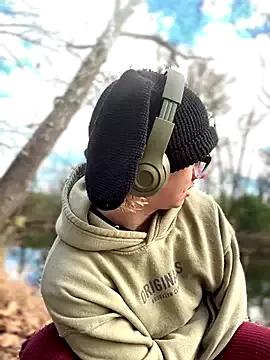 EllieELf from StripChat is Freechat