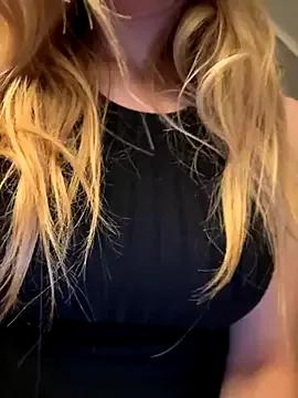 ellieen from StripChat is Freechat