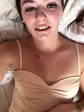 EllieluxxylXx from StripChat