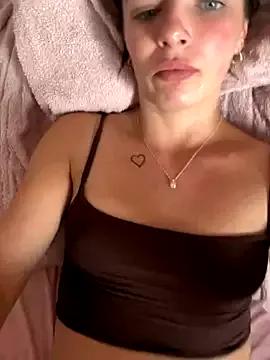 EllieluxxylXx from StripChat is Freechat