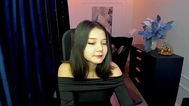 ElliVensda from StripChat is Freechat