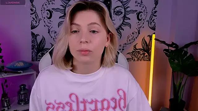 EllySunlover from StripChat