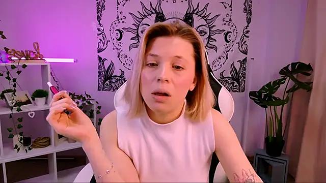 EllySunlover from StripChat