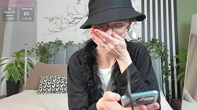 ema_spark from StripChat is Freechat