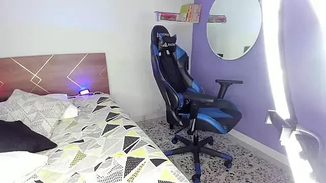 EmaaaBrown_ from StripChat