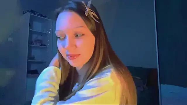 EmiIyKitty from StripChat is Freechat