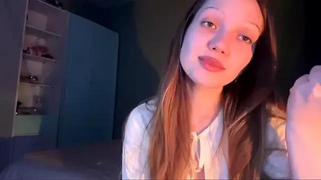 EmiIyKitty from StripChat is Freechat