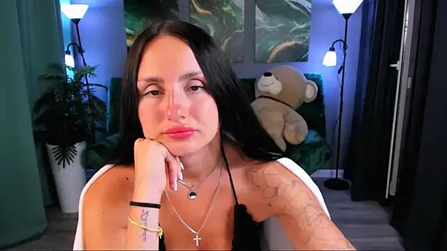 EmiliaBeynard from StripChat is Freechat