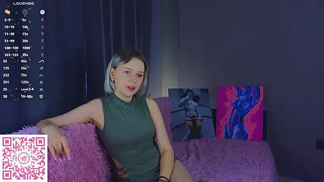 EmiliSaren from StripChat is Freechat