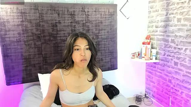 Photos of emily-coral from StripChat is Freechat