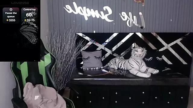 emily_cooper_t from StripChat is Freechat