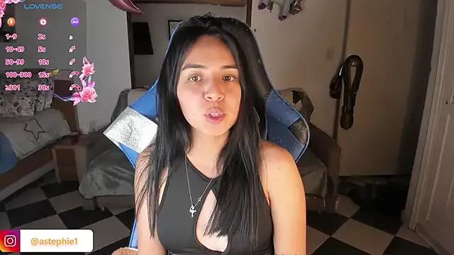Emily_Nicole from StripChat is Freechat