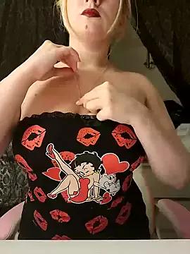 EmilyAngelUK from StripChat is Freechat