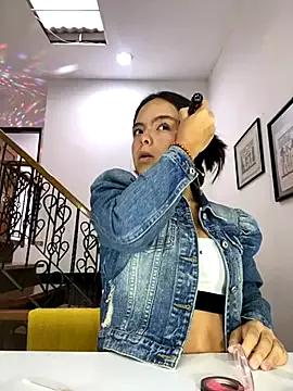 EmilyHarperr from StripChat is Freechat