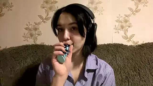 EmilyVeiro from StripChat is Freechat