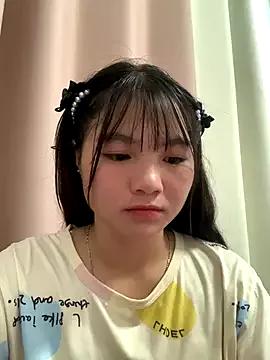 Emlyly-18 webcams show profile image 