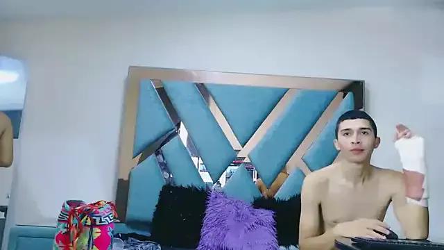 EmmaANDjackk from StripChat is Freechat