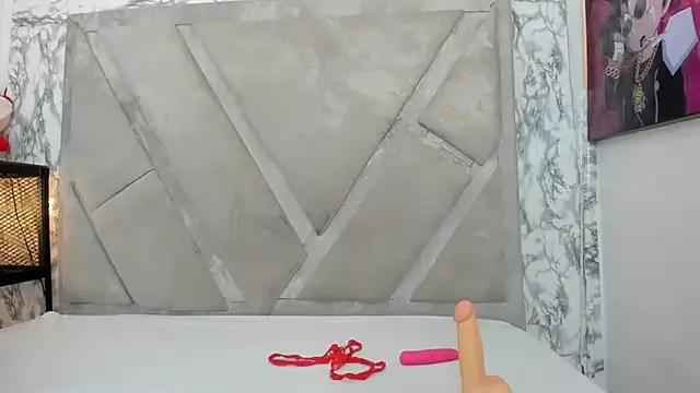 EmmaHollis from StripChat is Freechat