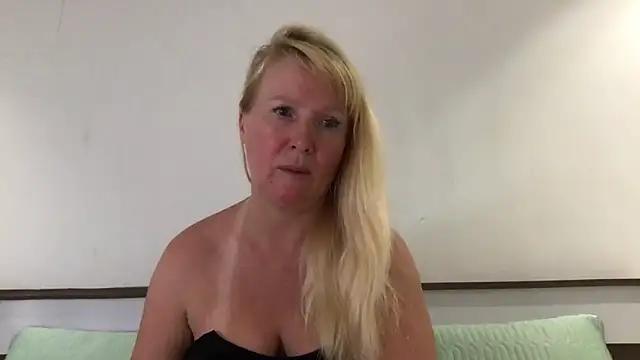 EmmaInLove23 from StripChat