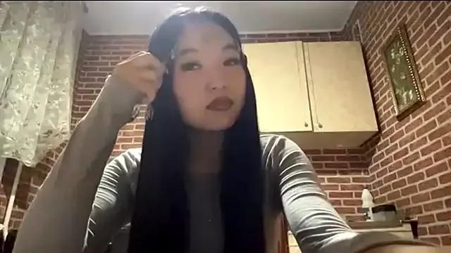 EmmaLeexth from StripChat is Freechat